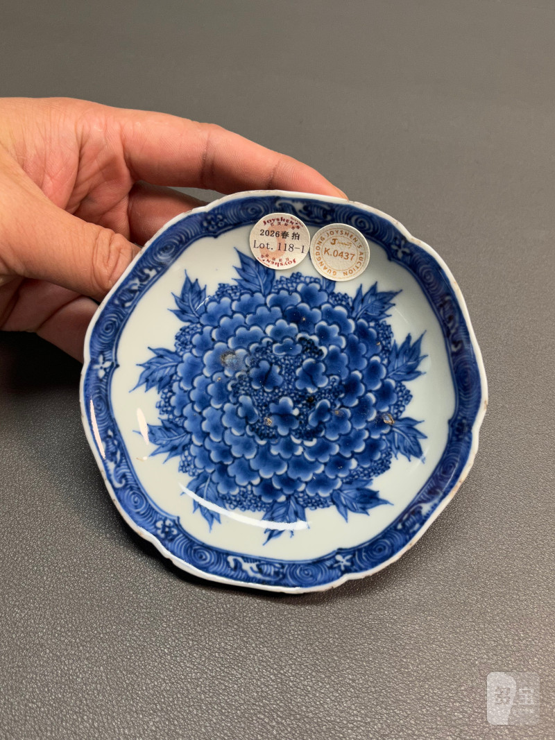 清康熙  青花花卉纹盘（一组 5 只、带木盒） - 图3